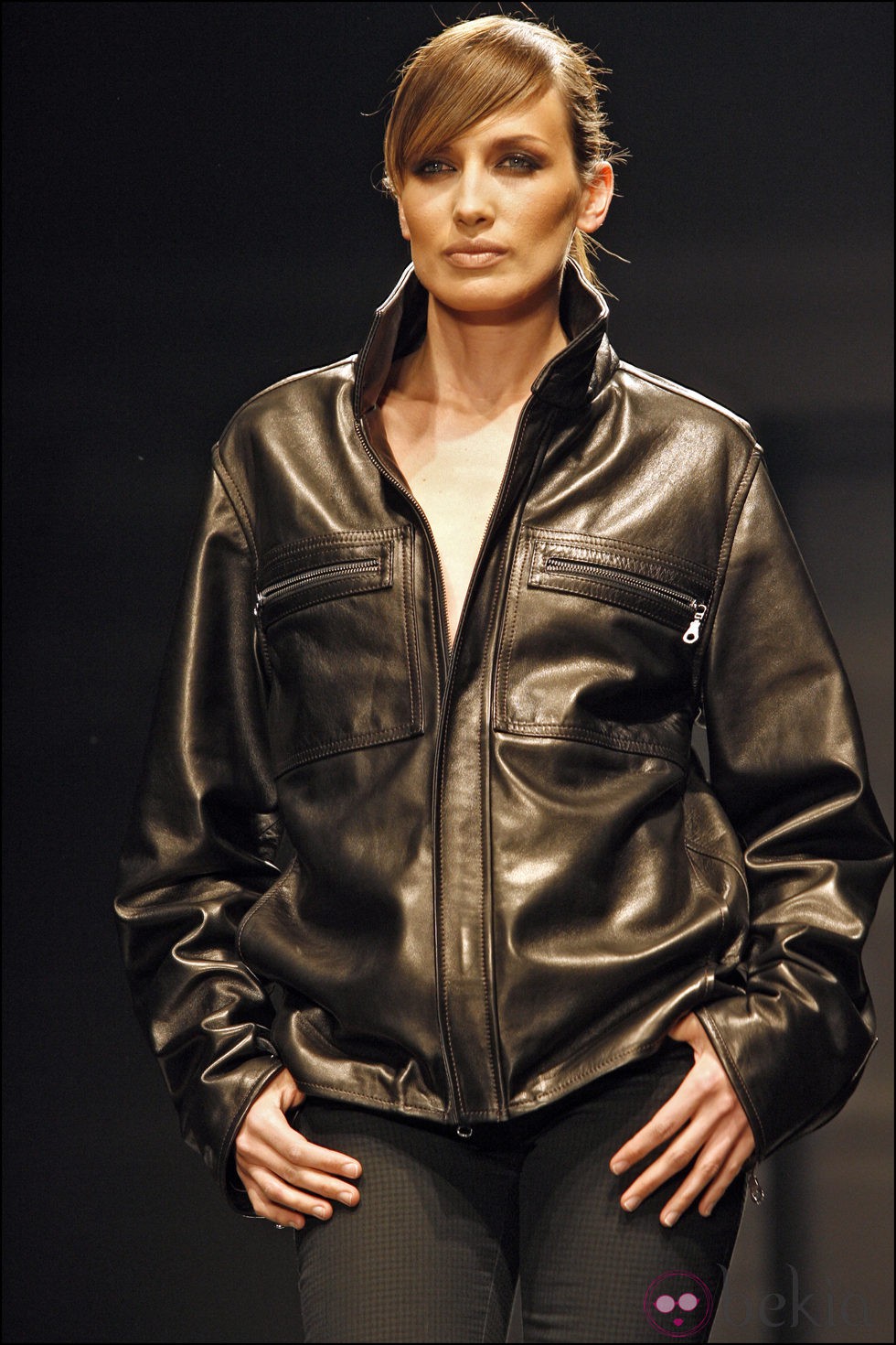 Nieves Álvarez desfilando con chaqueta de cuero y luciendo flequillo