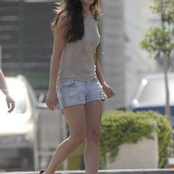 Eva González al natural paseando por las calles de Estepona