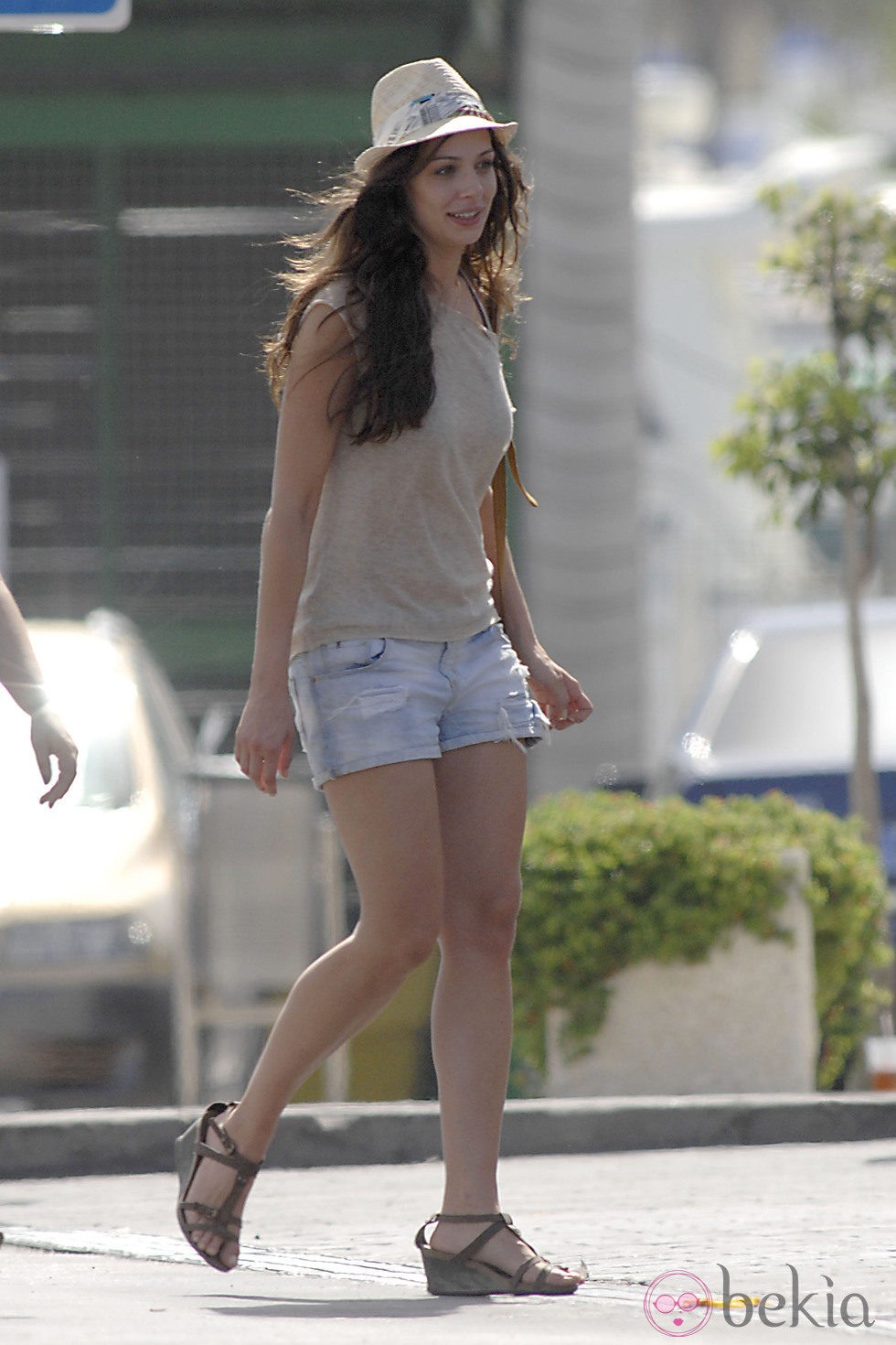 Eva González al natural paseando por las calles de Estepona