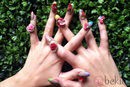 Detalle de las uñas decoradas con flores de Katy Perry