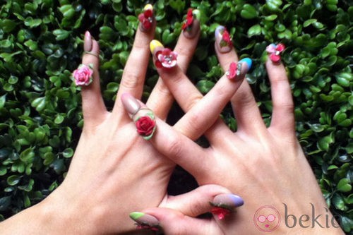 Detalle de las uñas decoradas con flores de Katy Perry