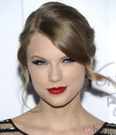 Taylor Swift con voluminosas pestañas postizas