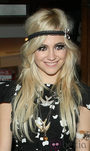 Pixie Lott con largas pestañas postizas decoradas