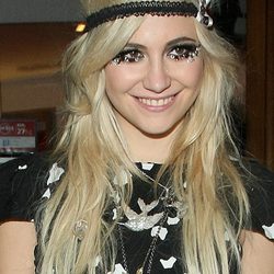 Pixie Lott con largas pestañas postizas decoradas