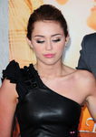Miley Cyrus luciendo sus pestañas postizas