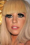 Lady Gaga con plumas como pestañas