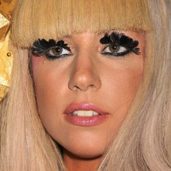 Lady Gaga con plumas como pestañas