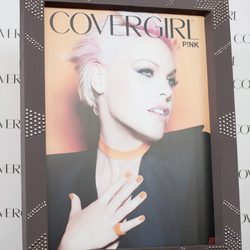 La cantante Pink en el cartel promocional de la firma de cosméticos 'Covergirl'
