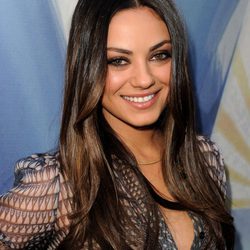 Mila kunis con un maquillaje de ojos en tonos tierra