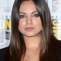 Mila Kunis con una sombra de ojos en tonos rosados