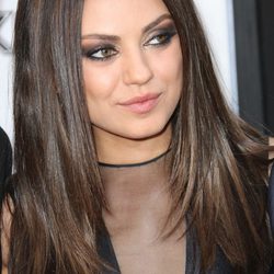 Mila Kunis apuesta por unos intensos smokey eyes