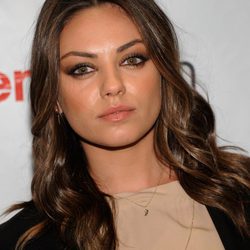 Mila Kunis complementa su look con pestañas postizas