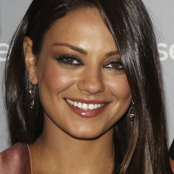Mila Kunis contrasta su tez morena con sombras grises