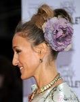 Sarah Jessica Parker con un moño alto adornado con una flor