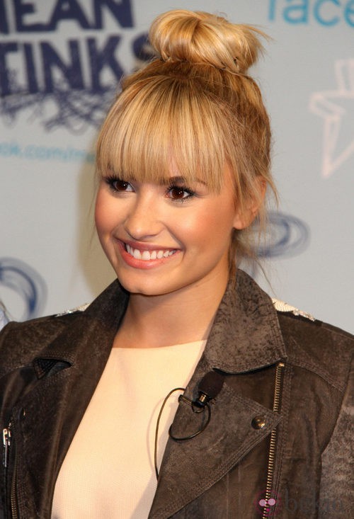 Demi Lovato con un moño alto despeinado