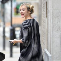 Fearne Cotton con dos moños, uno en cada lado