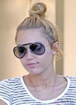 Miley Cyrus con un moño alto muy casero