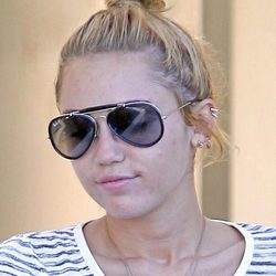 Miley Cyrus con un moño alto muy casero