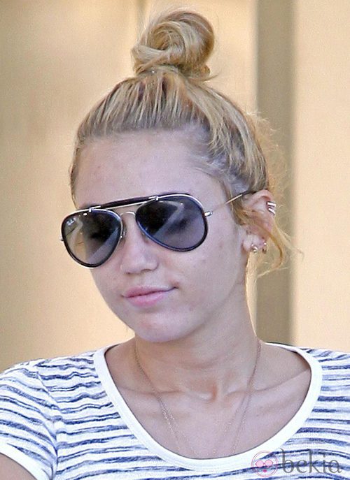 Miley Cyrus con un moño alto muy casero