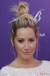 Ashley Tisdale peinada con un moño alto