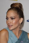 Jennifer Lopez peinada con un moño alto