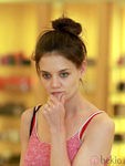 Katie Holmes con el pelo recogido en un moño casero