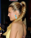 Blake Lively con la melena recogida en una trenza