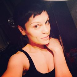 Jessie J vuelve a teñirse morena