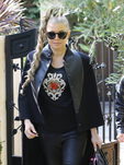 Fergie con el pelo recogido en una trenza lateral