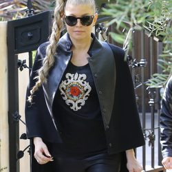 Fergie con el pelo recogido en una trenza lateral