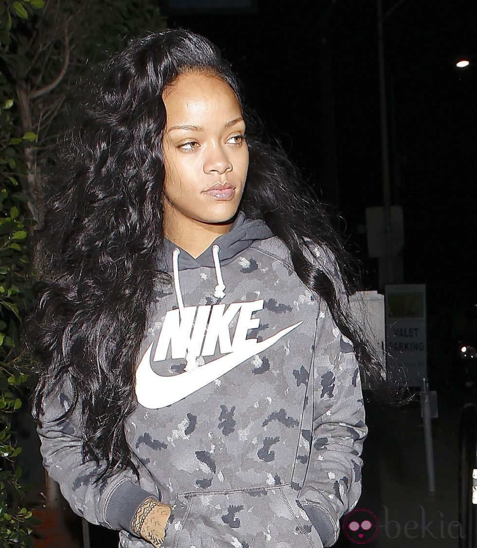 Rihanna vuelve a lucir el pelo largo