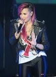 Demi Lovato con el pelo rapado en un lado