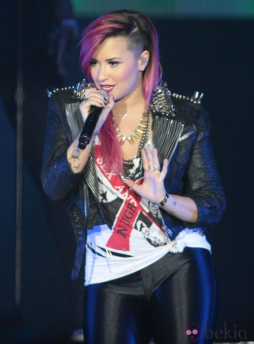 Demi Lovato con el pelo rapado en un lado