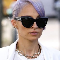 Nicole Richie con el pelo teñido de color morado