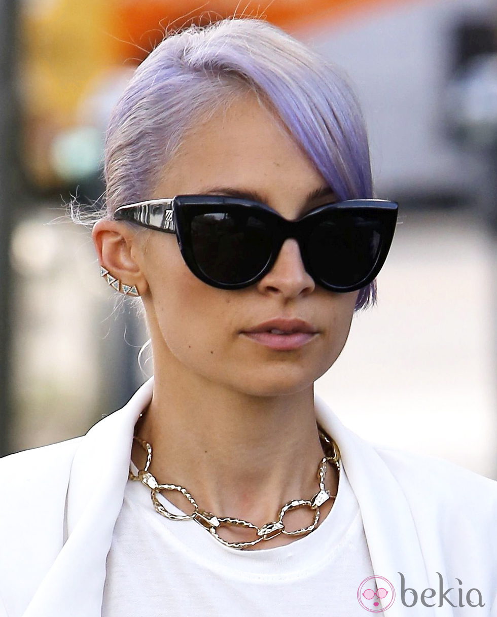 Nicole Richie con el pelo teñido de color morado