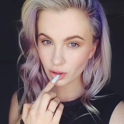 Ireland Baldwin con el pelo teñido de color morado
