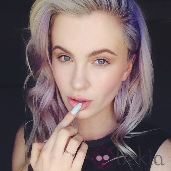 Ireland Baldwin con el pelo teñido de color morado
