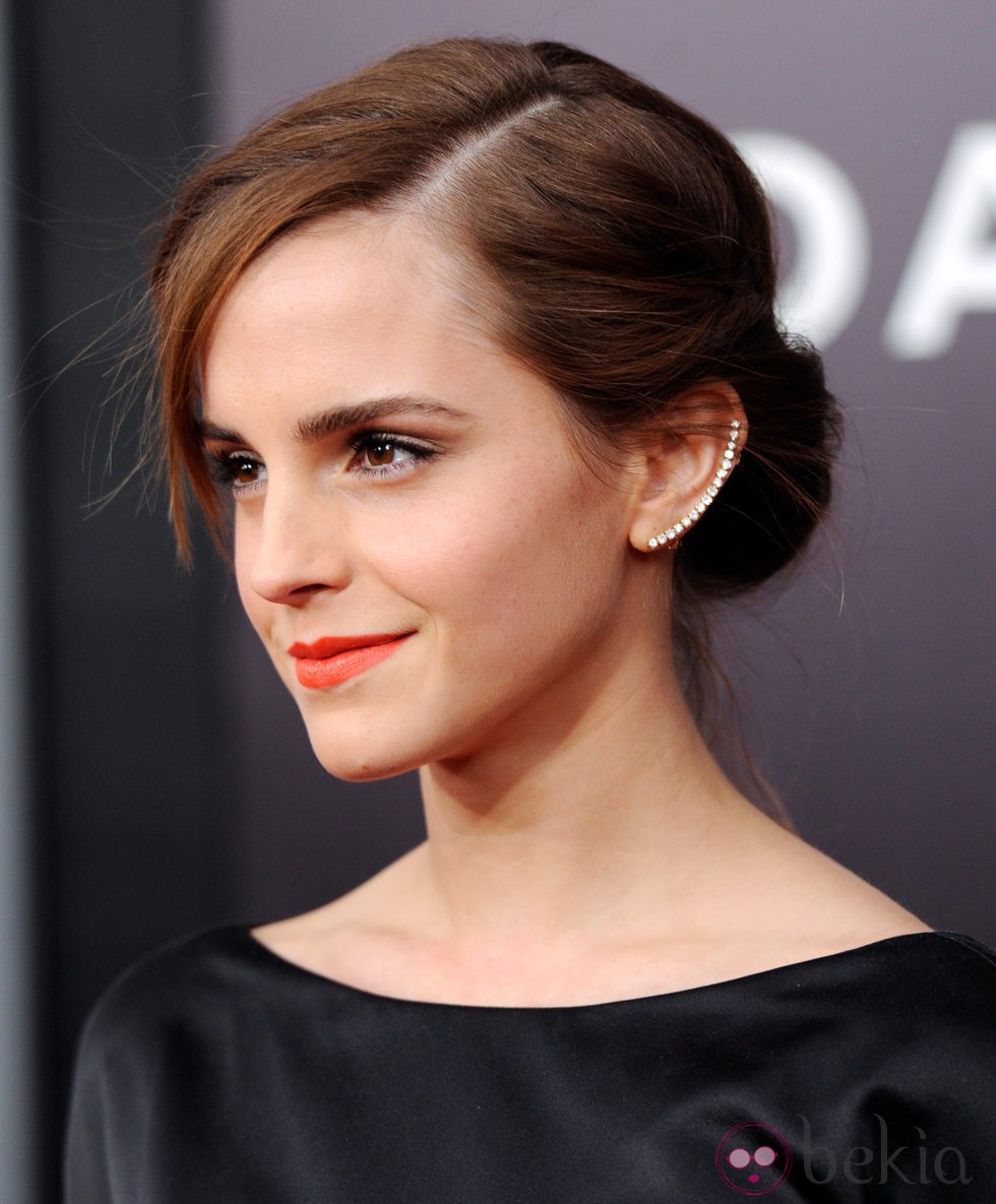 Emma Watson con un moño bajo