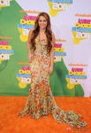 Miley Cyrus luciendo una melena larga castaña