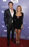 Miley Cyrus con la melena midi alisada junto a Liam Hemsworth