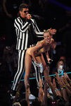 Miley Cyrus con dos moños durante su actuación con Robin Thicke en los MTV Music Awards 2013