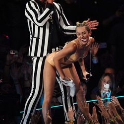 Miley Cyrus con dos moños durante su actuación con Robin Thicke en los MTV Music Awards 2013