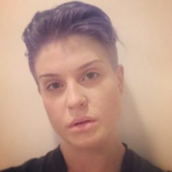 Kelly Osbourne con el pelo morado y los laterales de la cabeza rapados