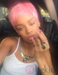 Rihanna con el pelo teñido de rosa