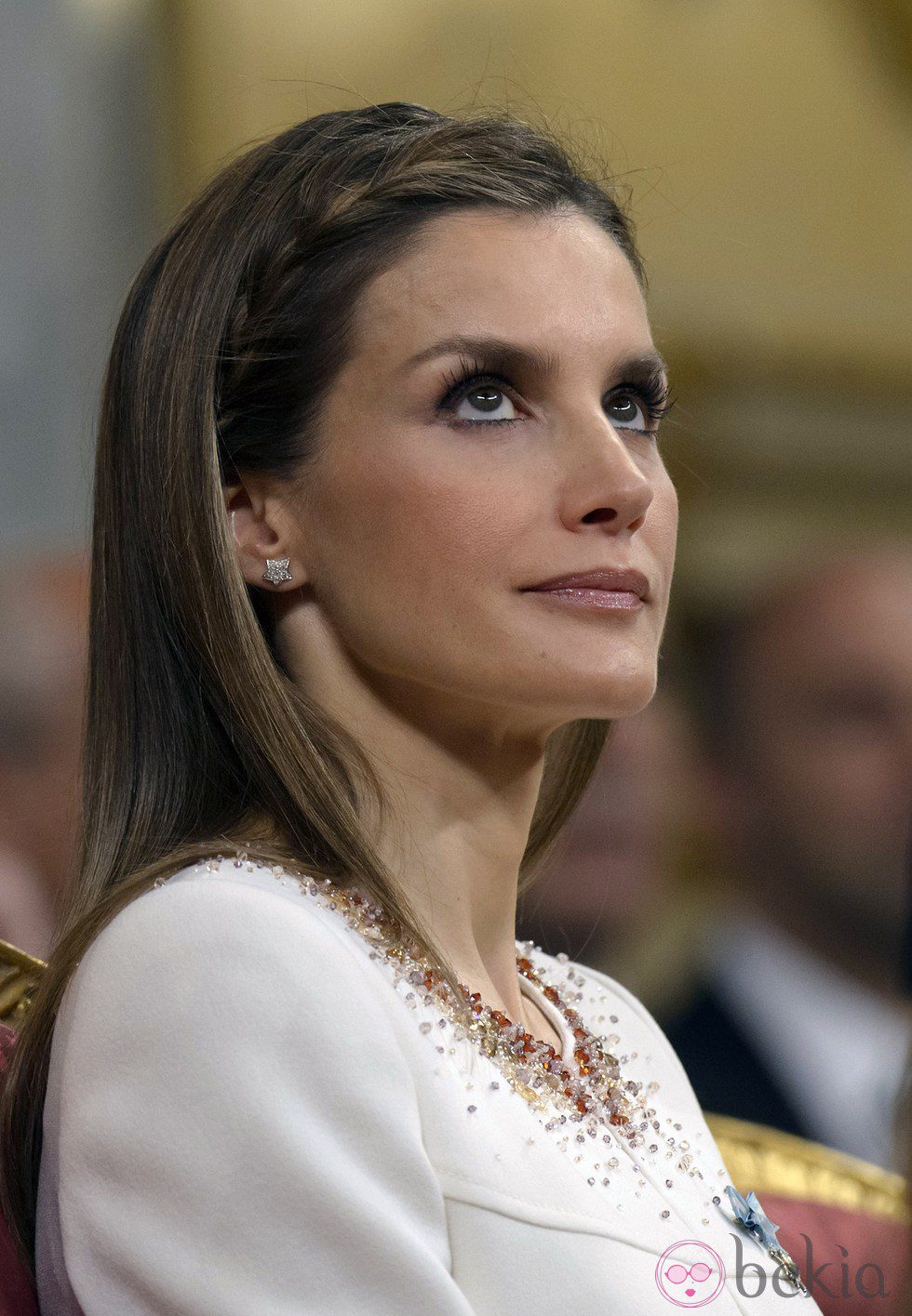 Doña Letizia opta por el pelo suelto y una discreta trenza en su primer día de Reina