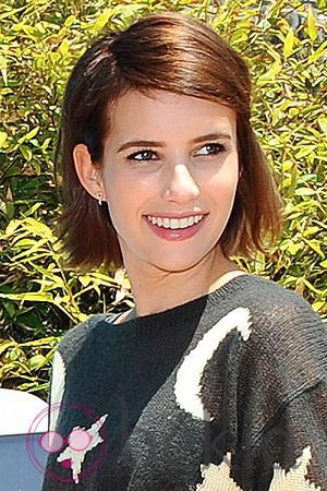 Emma Roberts con una melena midi de color castaño