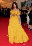 Katie Holmes con el pelo rizado en una gala