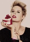 Tania Llasera posa con una tarta para Lashes & Go