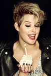 Tania Llasera posa con un cupcake para Lashes & Go