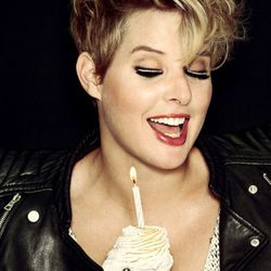 Tania Llasera posa con un cupcake para Lashes & Go